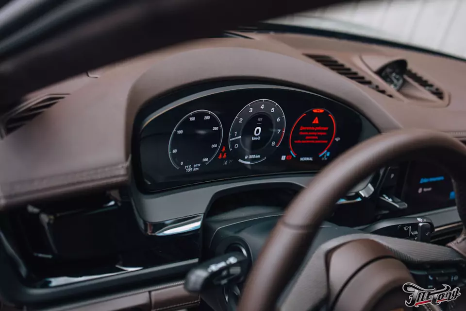 Оклеили Porsche Panamera GTS прозрачным глянцевым полиуретаном и защитили глянец в салоне
